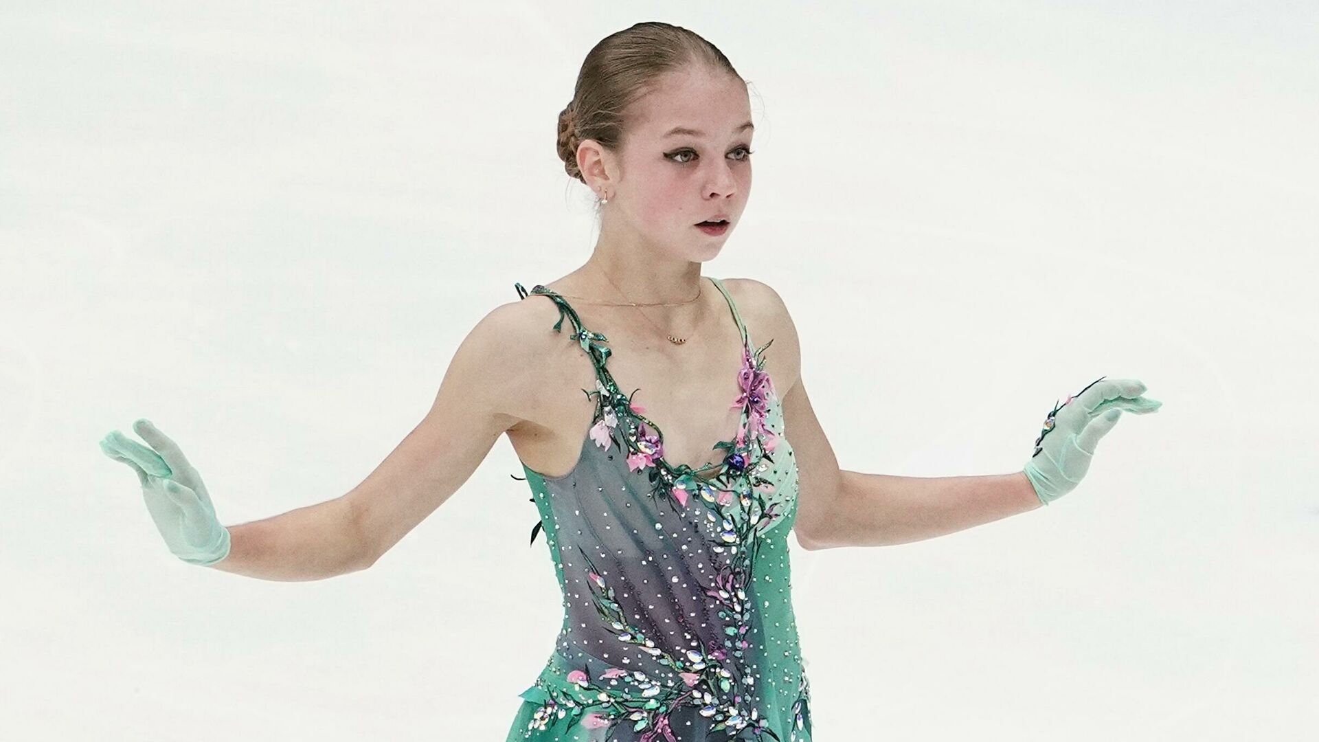 Двукратната световна шампионка за девойки Александра Трусова е заявила три