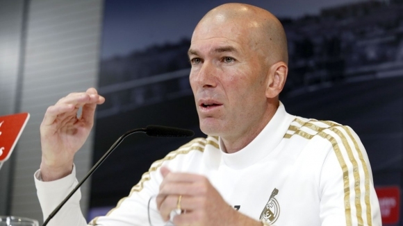 Старши треньорът на Реал Мадрид Зинедин Зидан е притиснат от