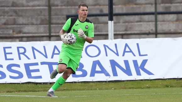 18 годишният вратар на ще пази за тима и при гостуването