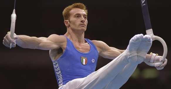 Бившата звезда на италианската спортна гимнастика Юрий Кеки демонстрира страхотната