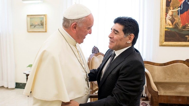 Папа Франциск е споменал Диего Марадона в молитвите си след