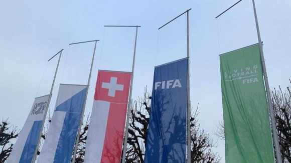 Международната футболна федерация ФИФА свали наполовина знамената на централата на