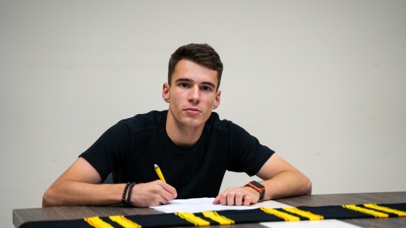 Ботев Пловдив подписа първи професионален договор с юношата Пламен Цончев