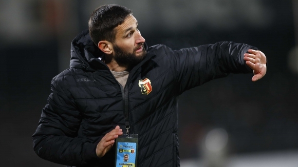 Старши треньорът на качи петима юноши да тренират с представителния