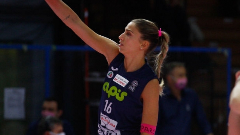 Капитанката на националния ни волейболен отбор Елица Василева ще играе
