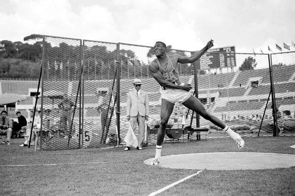 Олимпийският шампион в десетобоя от 1960 година Рафер Джонсън е