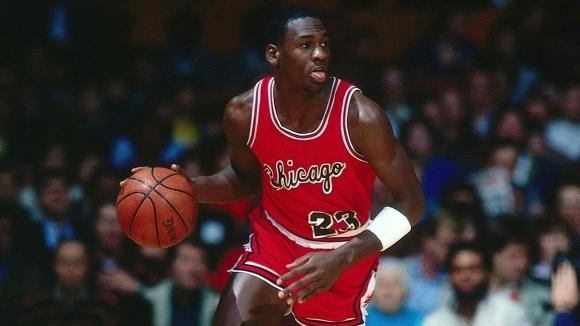 Потникът носен от легендарния баскетболист Майкъл Джордан беше продаден за