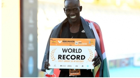 Кениецът Кибиуот Канди постави нов световен рекорд в полумаратона Лекоатлетът