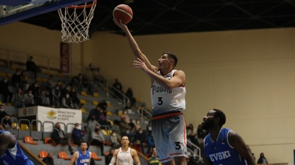 Академик Пд излиза за пета поредна победа в петия си