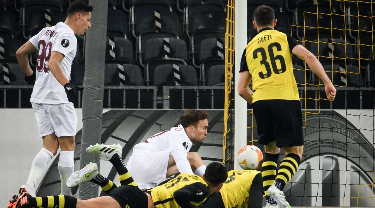 Невероятна драма в последните минути класира отбора на напред в