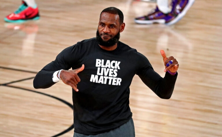 Баскетболистът Леброн Джеймс беше удостоен с наградата Спортист на годината