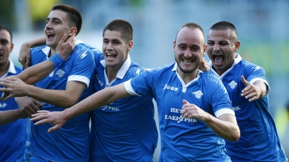 Отборите на Нефтохимик и Спортист Своге играят при резултат 0 0