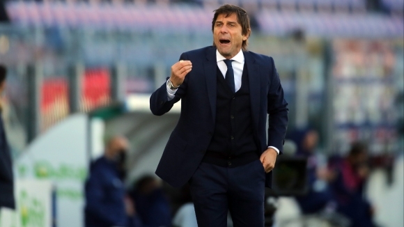 Наставникът на Интер Антонио Конте намекна че в клуба може