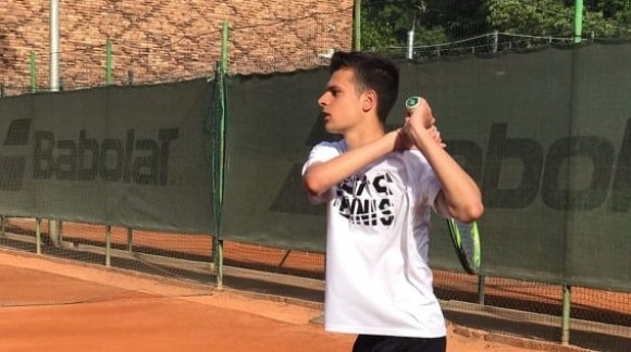 Младият български тенисист Симеон Терзиев продължава да гледа уверено към