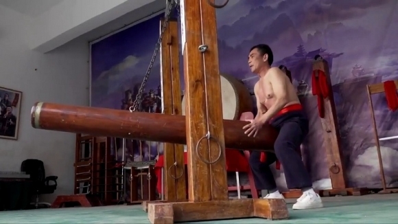 Майстор на бойните изкуства от Юнтун село в централен Китай
