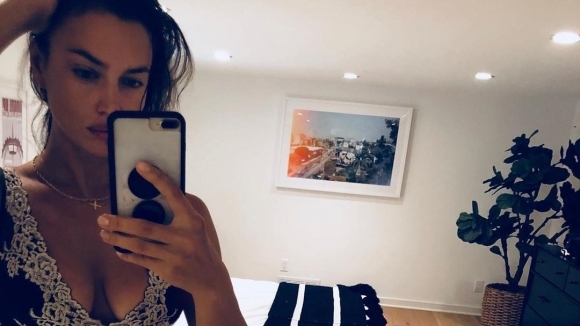 Очевидно Ирина Шейк намира щастието в малките неща Супермоделът който