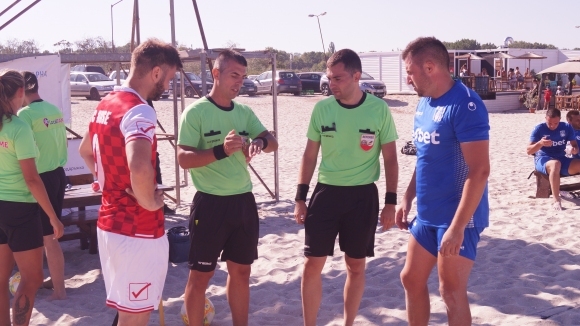 България ще има трима международни съдии по плажен футбол през