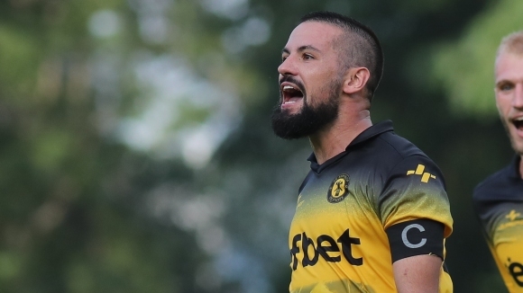 Втородивизионният Миньор Перник се раздели днес с четирима футболисти Това