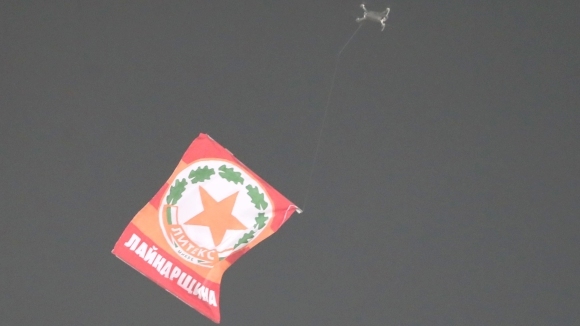 Дрон със знаме се приближи до игралното поле на Националния
