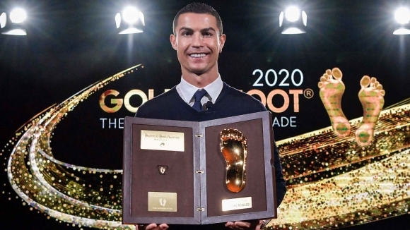 Португалската суперзвезда на Ювентус Кристиано Роналдо е получил наградата си