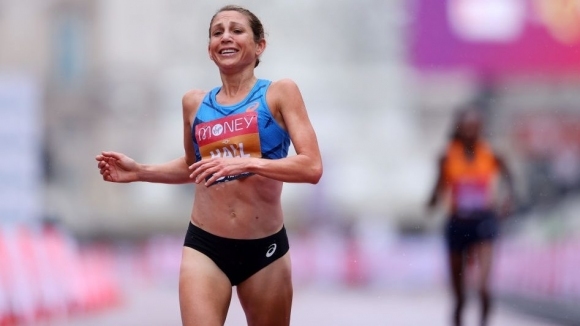 Сара Хол постигна второто най бързо време в маратона регистрирано от