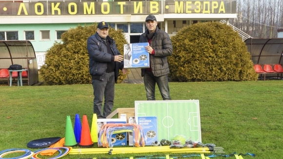 ОФК Локомотив (Мездра) получи като дарение от Българския футболен съюз