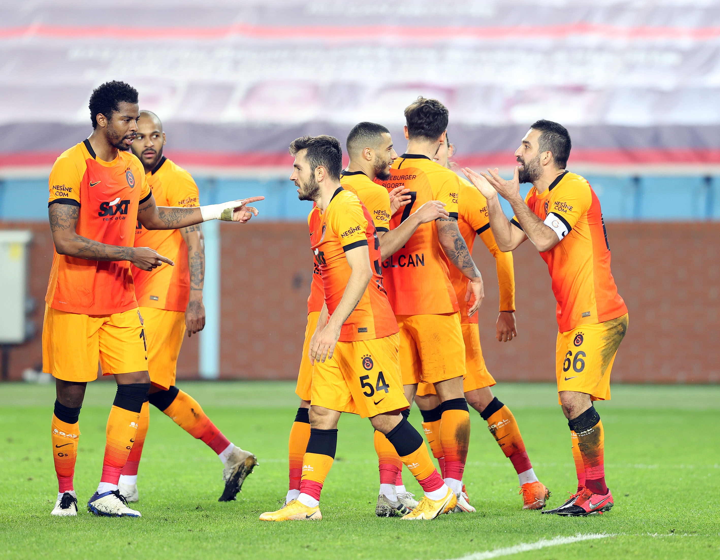 Галатасарай постигна ценна победа с 2:0 като гост в дербито