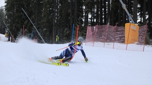 Националът ни в алпийските ски Камен Златков спечели първия слалом