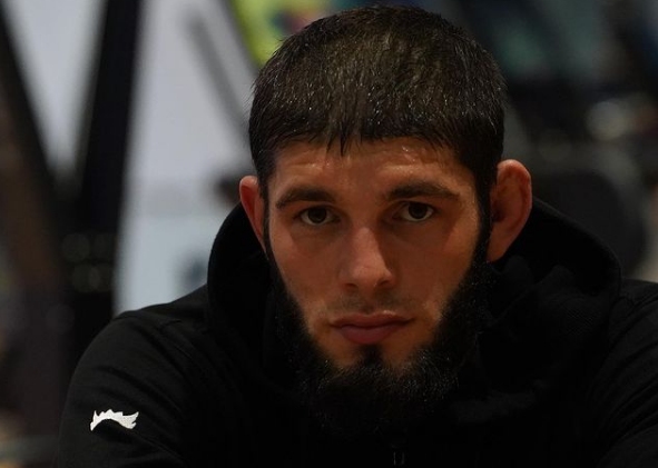 Хабиб Нурмагомедов който прекрати активната си кариера в ММА помага