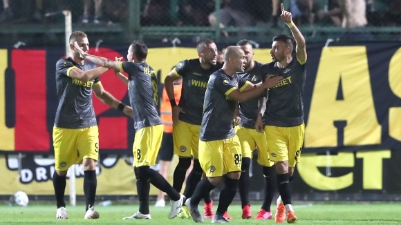 Новият наставник на Ботев Пловдив кацна в България и вече