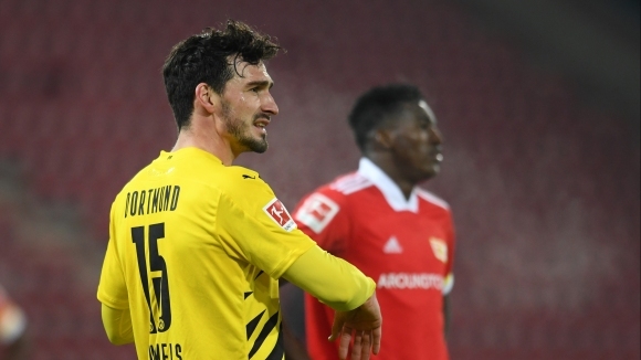 Защитникът Матс Хумелс не изключва възможността да прекрати кариерата си