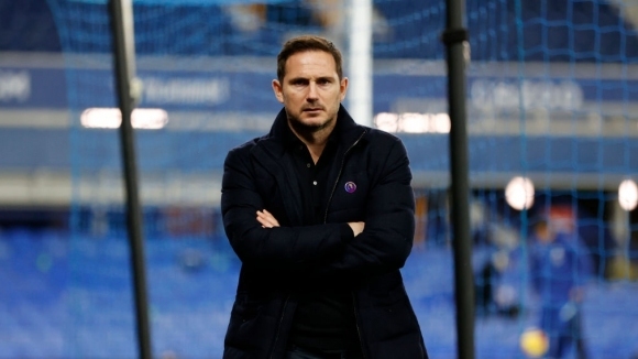 За момента няма пряка опасност за работата на Франк Лампард