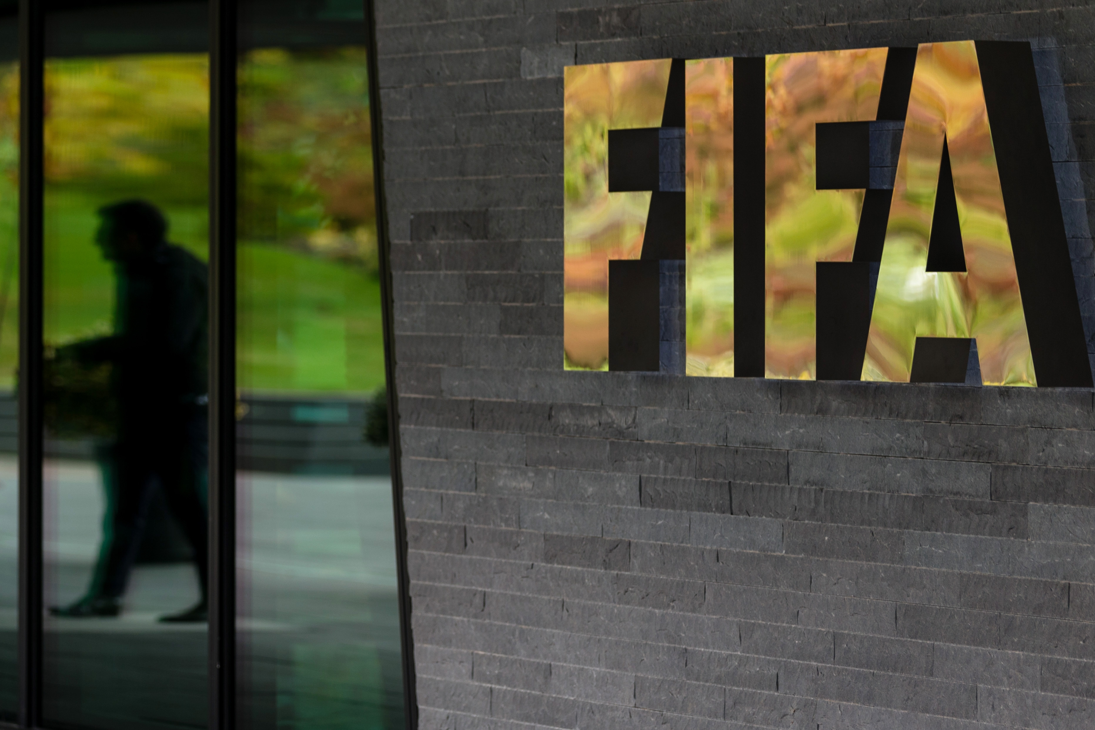 ФИФА ще въведе пробно използването на допълнителна смяна на играч