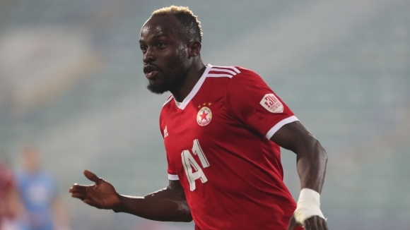 Гамбийският рапър Джамбай пусна новата си песен в която възпява