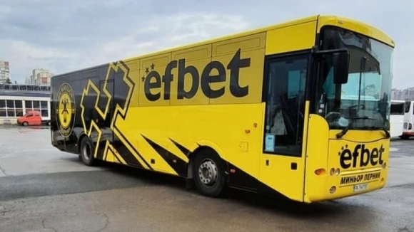 Нов автобус зарадва футболистите на Миньор Перник Той е брандиран