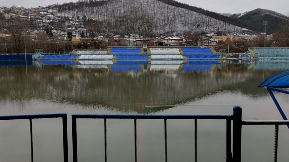 Проливните дъждове в страната в последните засегнаха и футбола Теренът