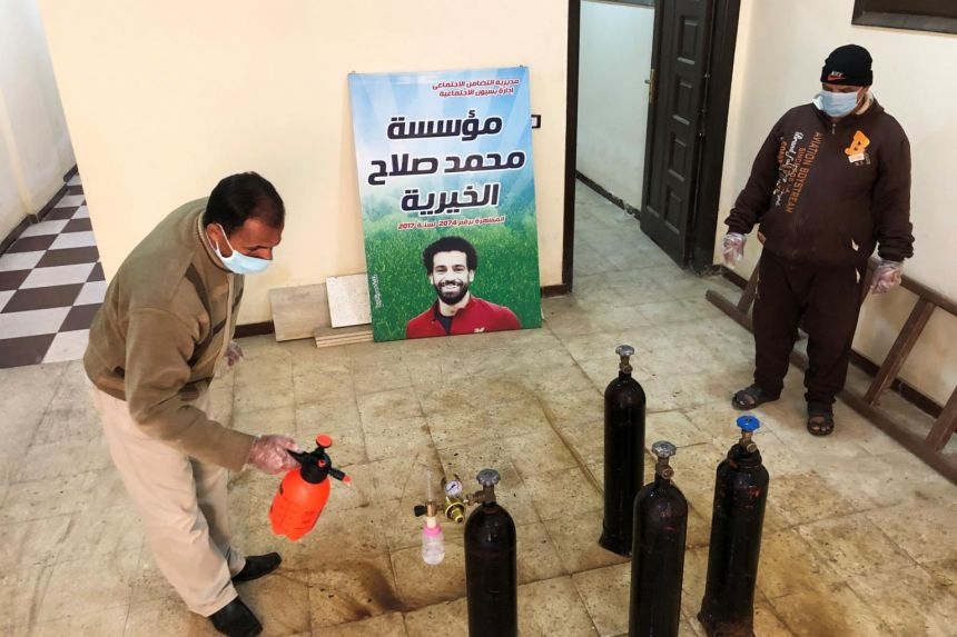 Нападателят на Ливърпул Мохамед Салах дари кислородни бутилки и линейка