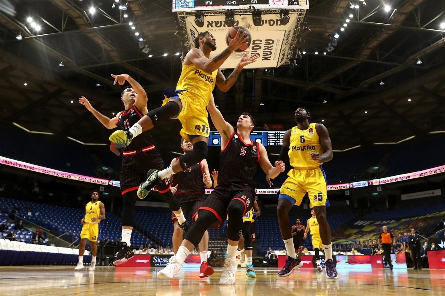 Олимпиакос победи като гост Макаби Тел Авив с 89 87 13 18