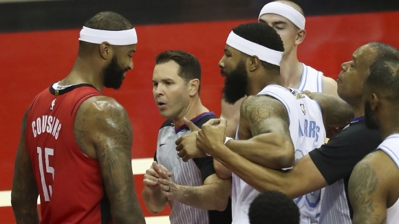 НБА наложи глоби на нападателя на Лос Анджелис Лейкърс Маркиф