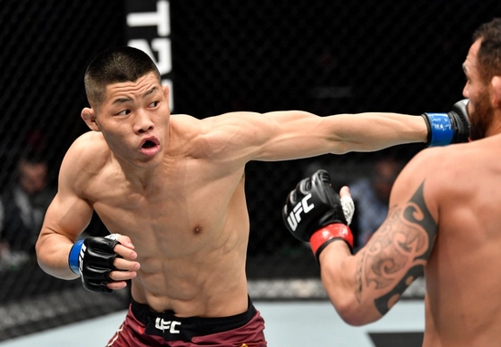 Китаецът Ли Жънлян помрачи завръщането в UFC на Сантияго Понсинибио