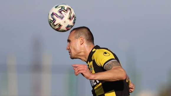 Централният защитник на получи удар в лицето което доведе до