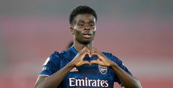 Младата надежда на Арсенал Букайо Сака проявава лидерски качества въпреки