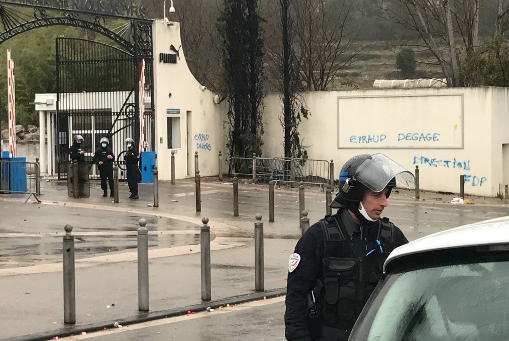 Един футболист на Марсилия е ударен а някои от офисите