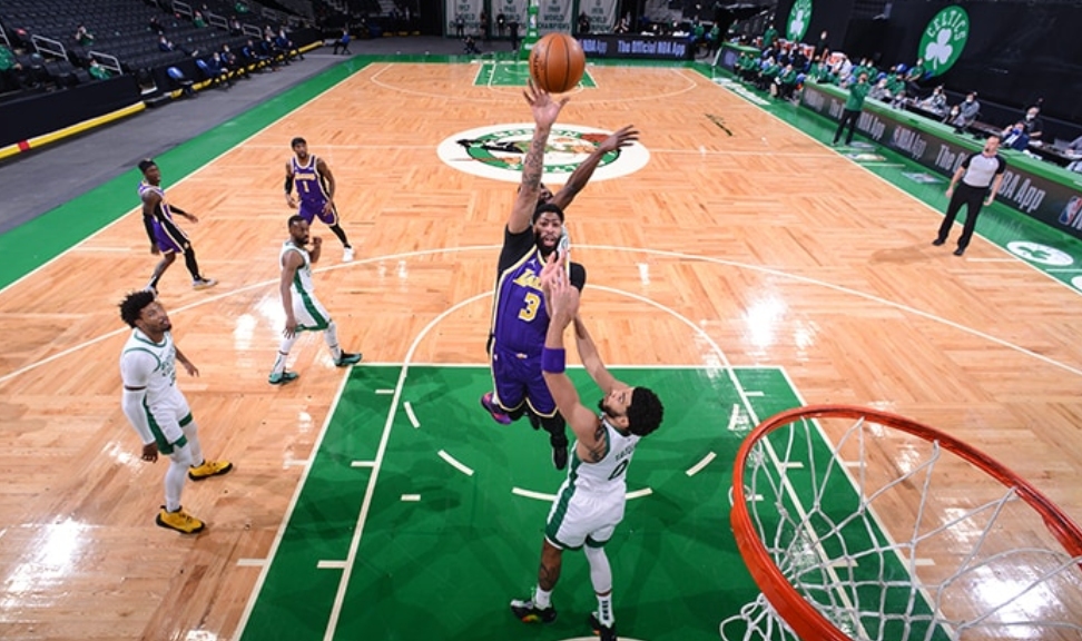 Шампионът Лос Анджелис Лейкърс надделя над домакина Бостън с 96 95