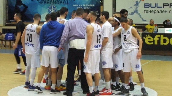 Изтощеният отбор на Черноморец Бургас ще търси задължителна победа в