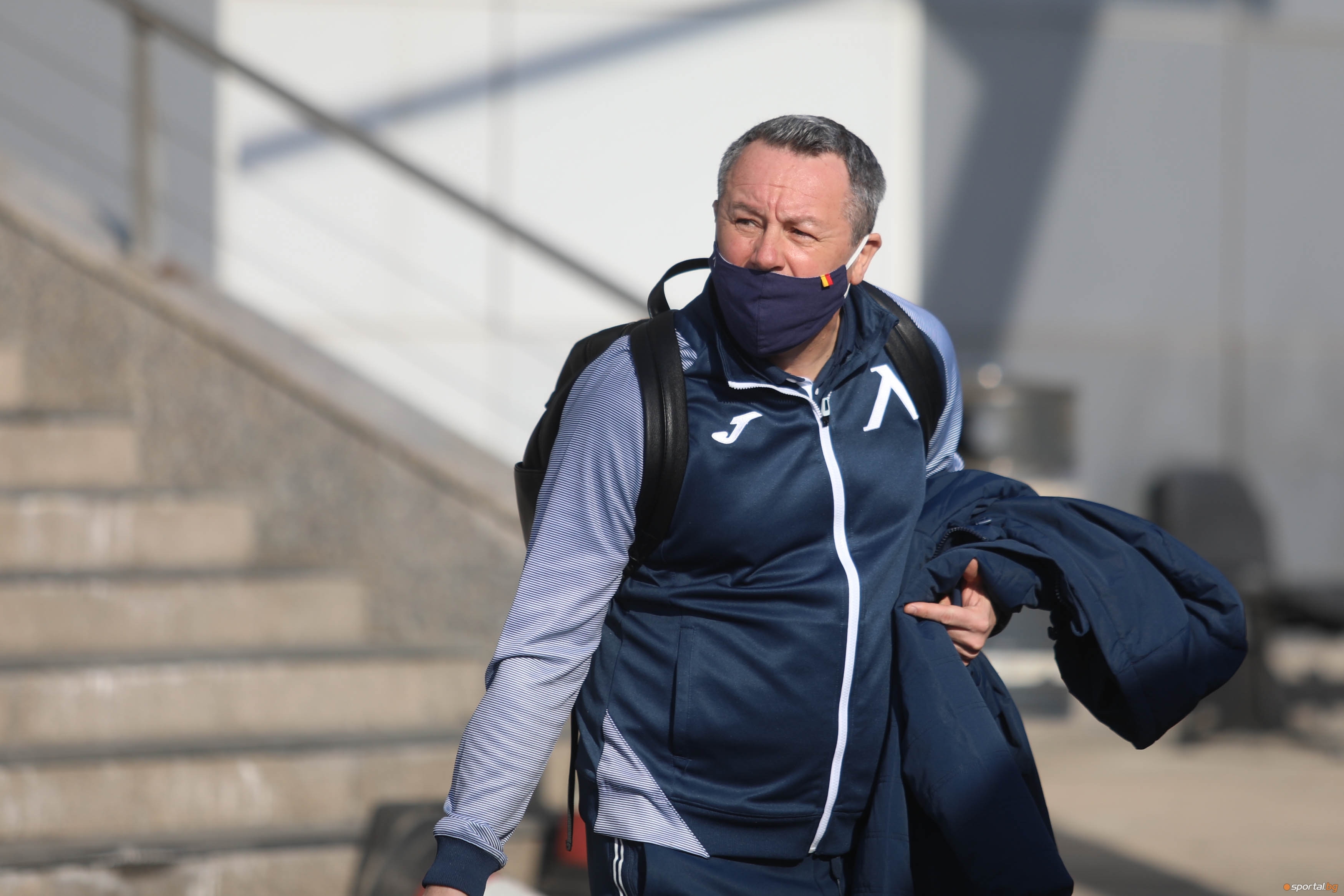 Нидерландското крило което чакат в може да пристигне в