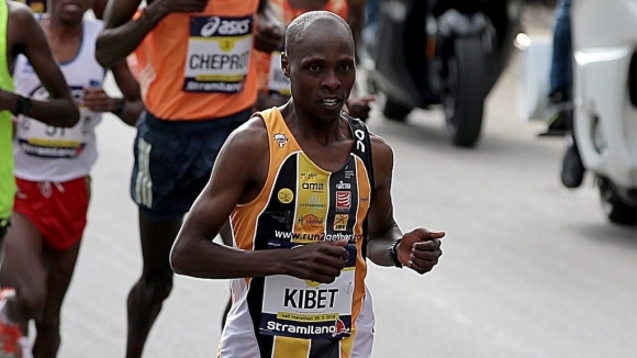 Кенийският атлет в дългите бягания Джеймс Кибет стана поредният състезател