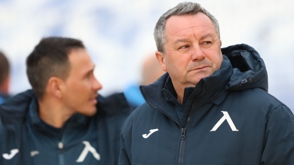 Старши треньорът на заяви че води преговори с крайния бранител