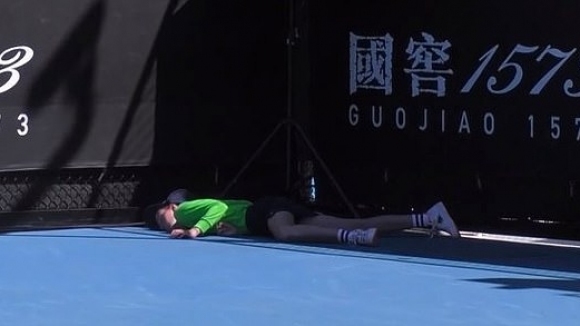 Момиче което подава топките по време на мачовете от Откритото