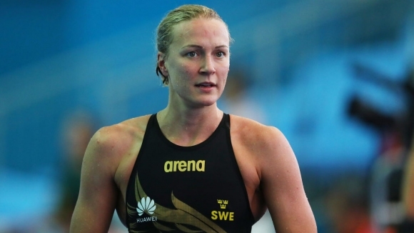 Суперзвездата на Швеция в плуването Сара Сострьом счупи десния си
